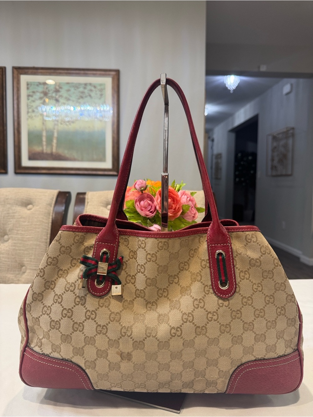 Authentic Gucci tote in signature beige GG canvas